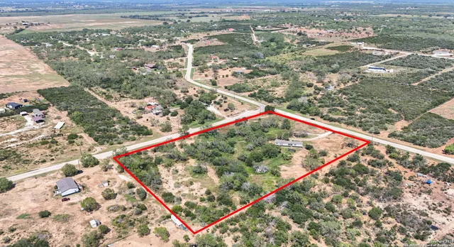 $290,000 | 200 County Road 2662, Devine, TX 78016