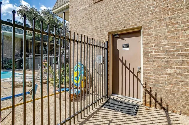 $190,000 | 4420 Harlanwood Drive, Unit 228, Fort Worth, TX 76109