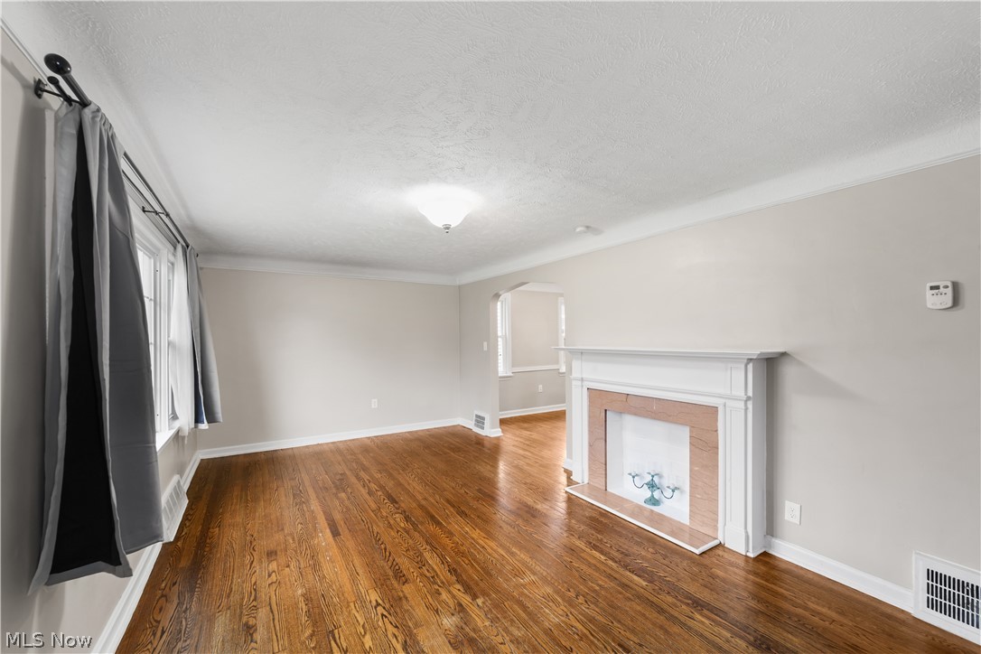 4955 Farnhurst Road Cleveland, OH 44124 - Photo 2 of 30
