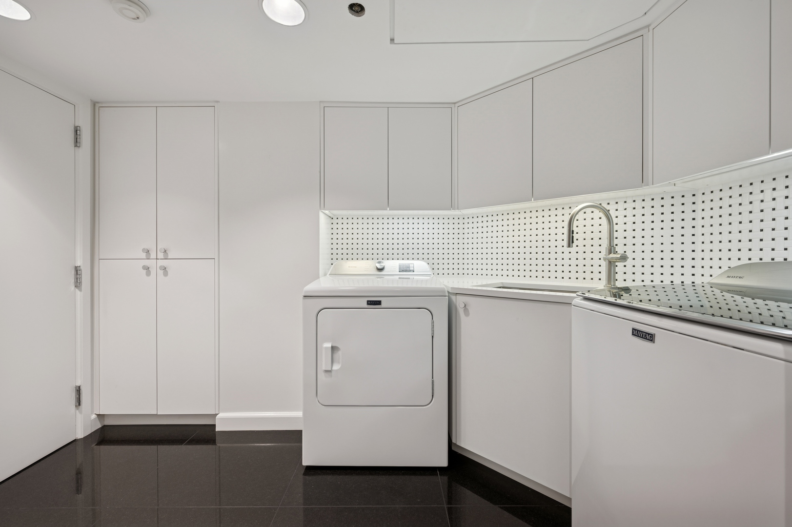 132 East Delaware Place, Unit 5201 Chicago, IL 60611 - Photo 34 of 42 a utility room with dryer and washer