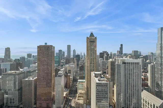 $2,297,747 | 132 East Delaware Place, Unit 5201, Chicago, IL 60611