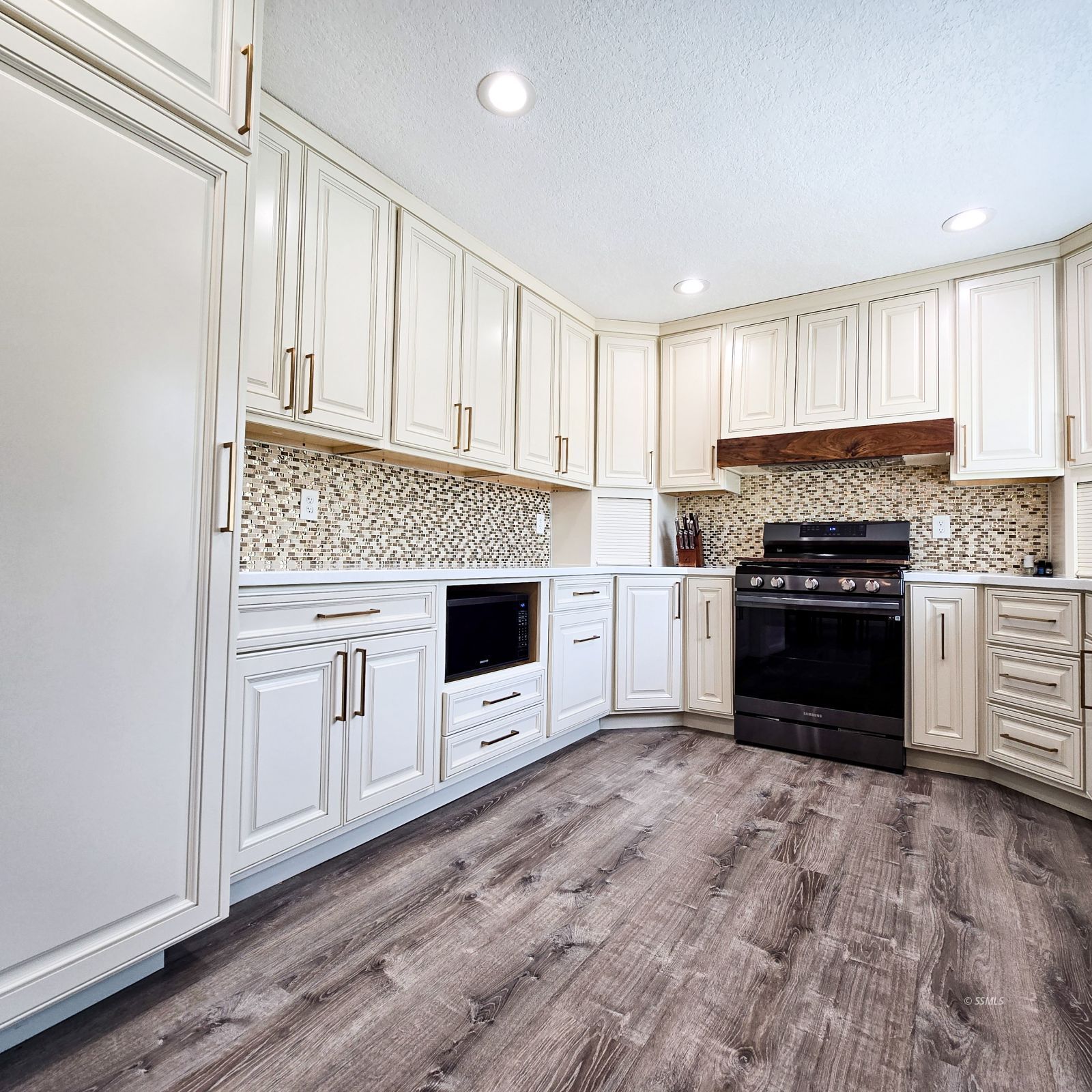 316 South Lilac Street Ridgecrest, CA 93555 - Photo 9 of 45 a kitchen with a stove oven and a sink