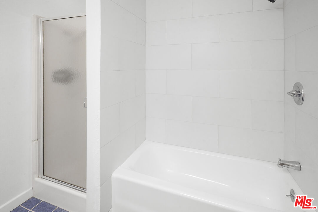 10751 Wilshire Boulevard, Unit PH 6 Los Angeles, CA 90024 - Photo 37 of 41 a bathroom with a bathtub