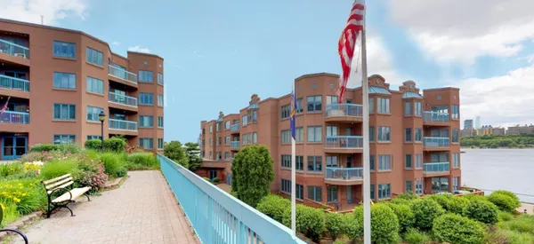 $839,000 | 316 Thornton Court, Unit 316, Edgewater, NJ 07020