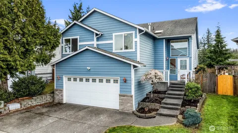 a view of a house with backyard
