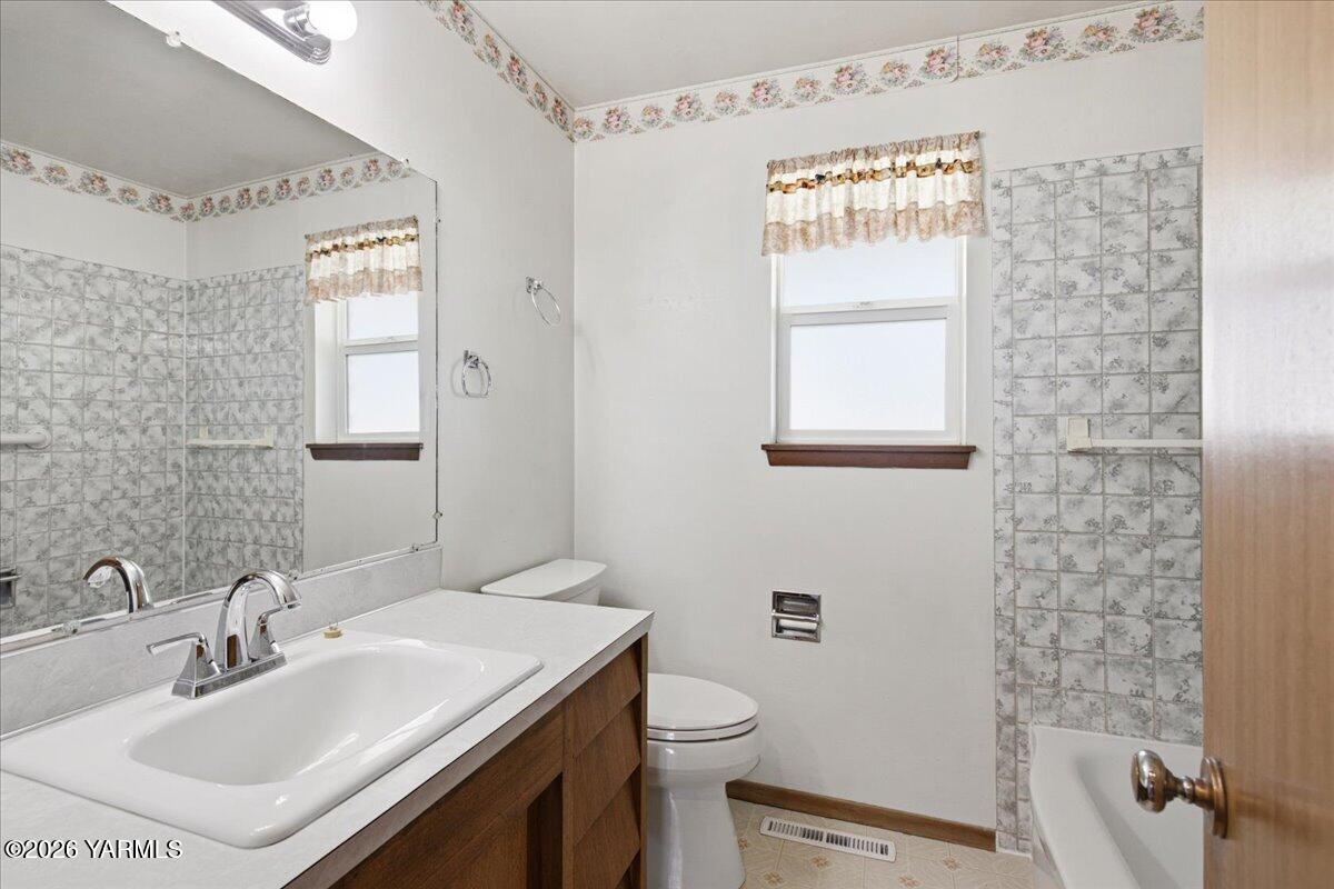 111 Sunset Way Zillah, WA 98953 - Photo 13 of 44 Bathroom