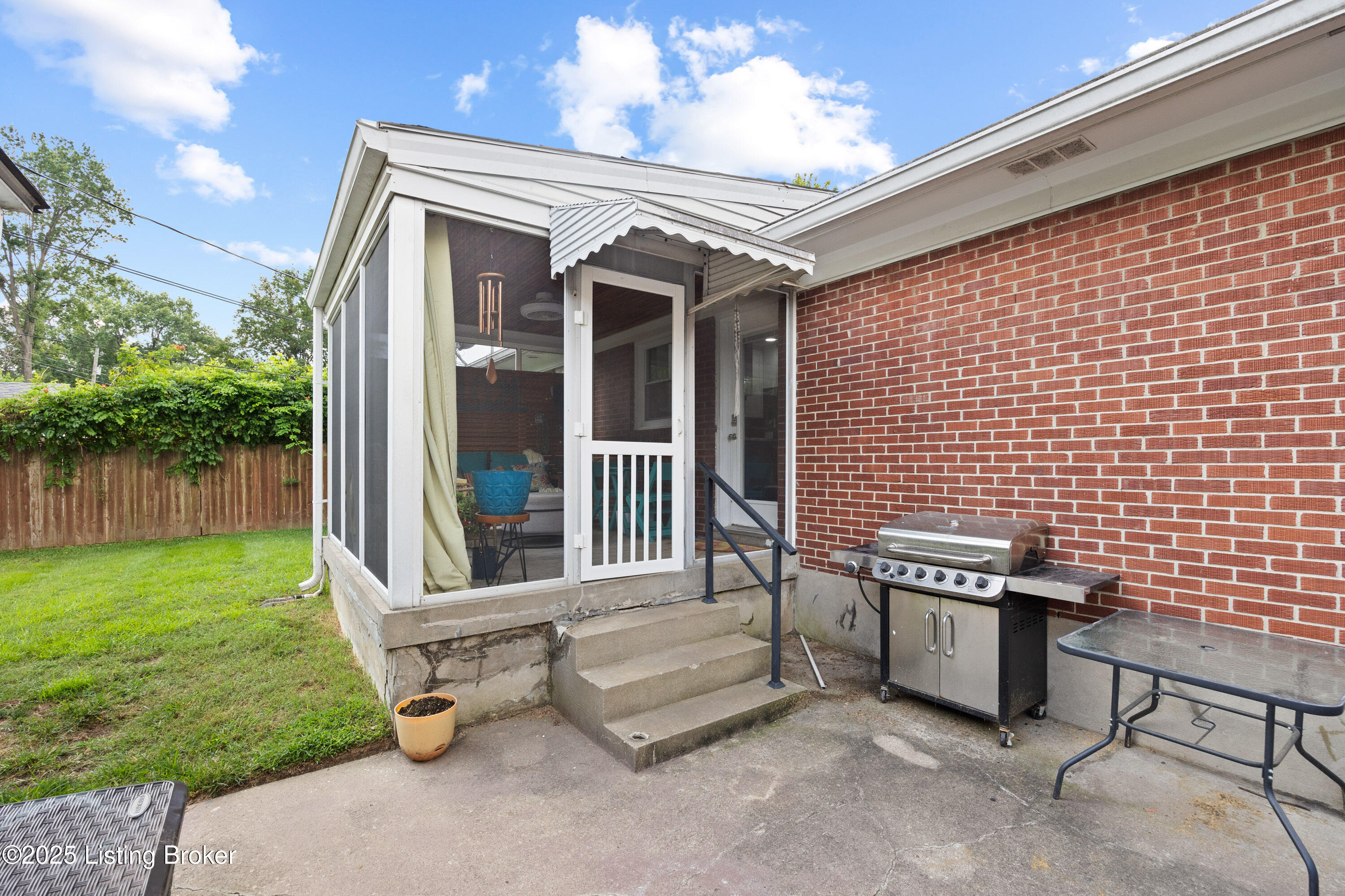 3829 Chatham Road Louisville, KY 40218 - Photo 32 of 36 009