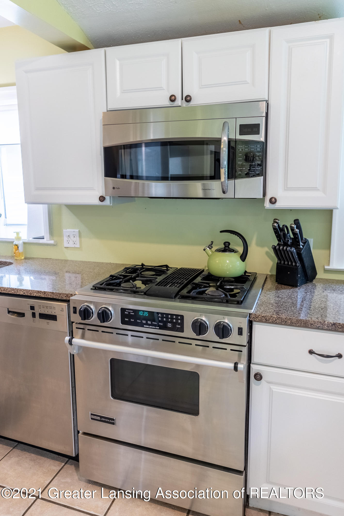 2102 Sandhill Road Mason, MI 48854 - Photo 29 of 41 Kitchen