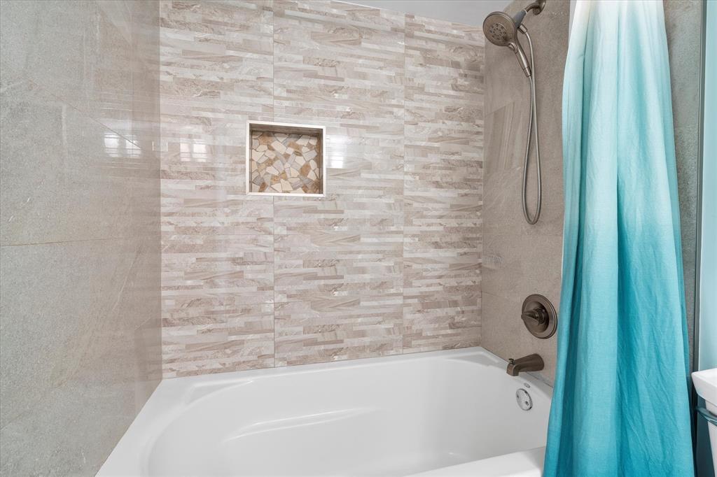 2900 Southwest 22nd Circle, Unit 221E Delray Beach, FL 33445 - Photo 22 of 43 a bathroom with a bathtub