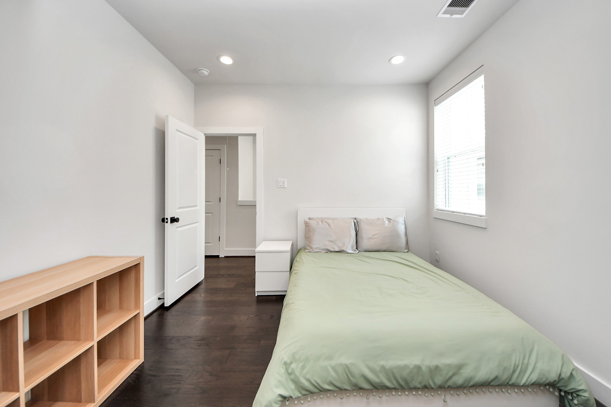 5502 Wheatley Street, Unit B Houston, TX 77091 - Photo 19 of 35 a spacious bedroom with a bed and a window
