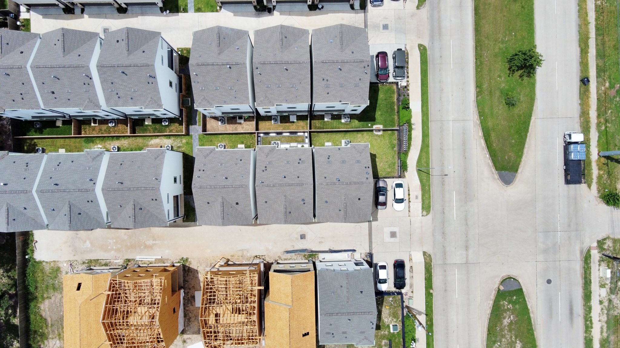 5502 Wheatley Street, Unit B Houston, TX 77091 - Photo 33 of 35 an aerial view of a residential apartment building with a yard