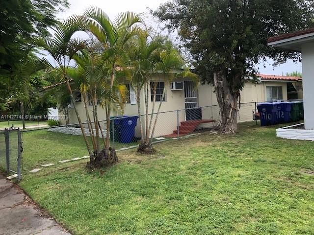 a view of a house with a backyard