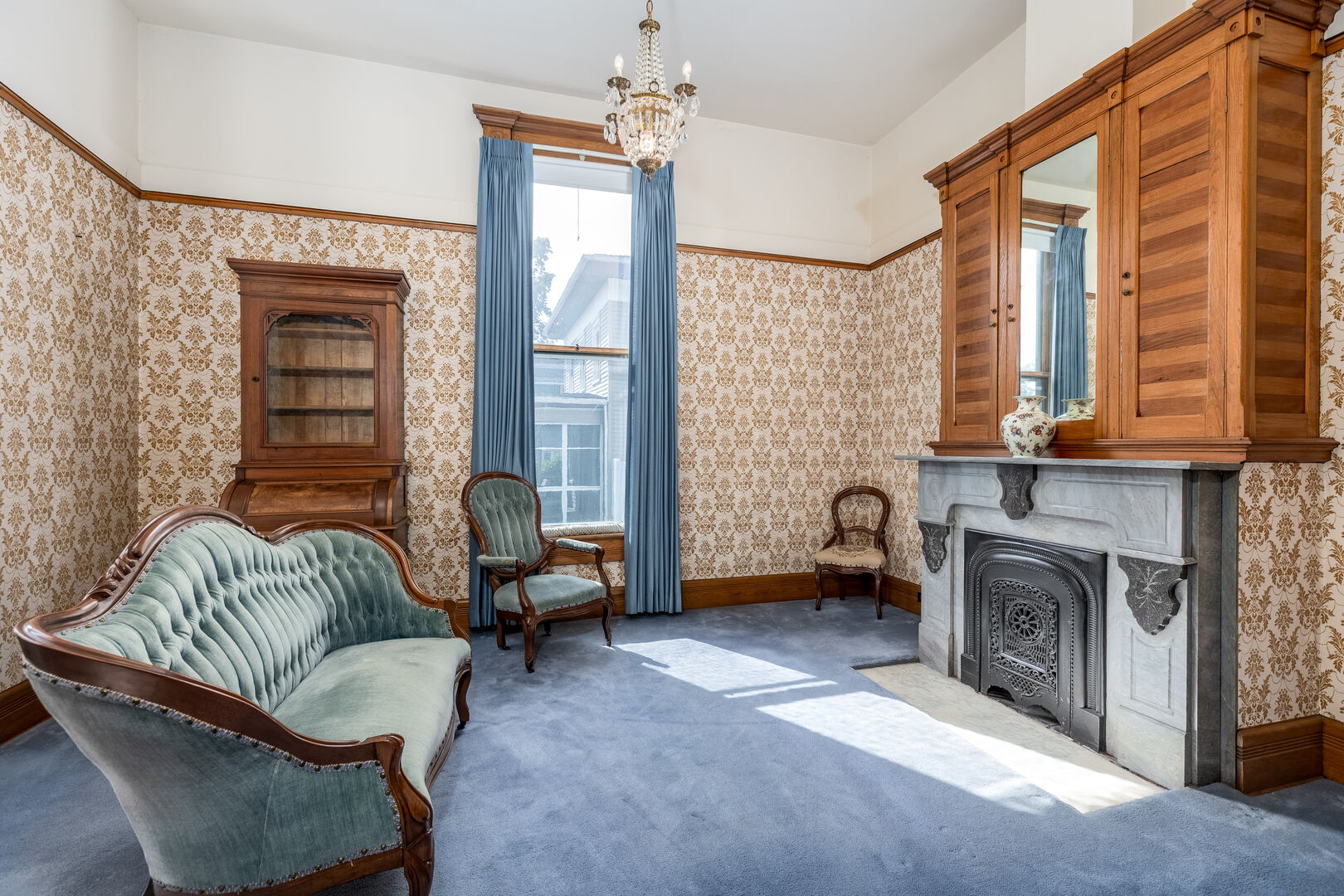 326 Congress Street Ottawa, IL 61350 - Photo 13 of 40 a living room with furniture and a fireplace