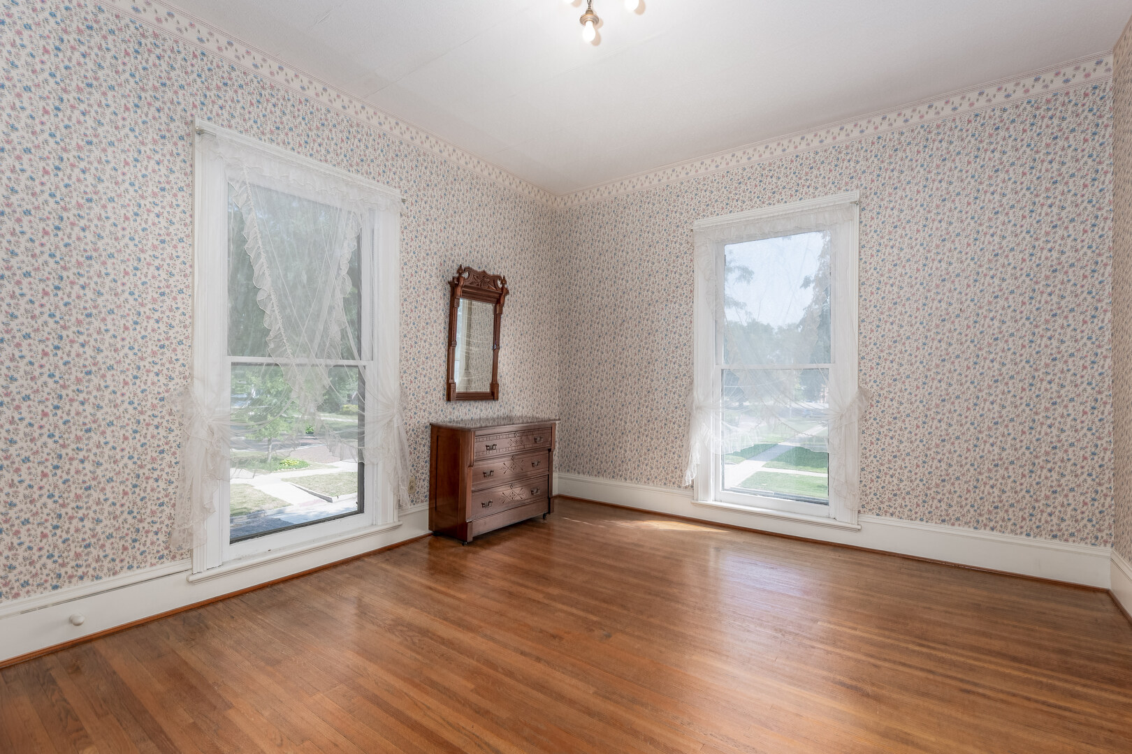 326 Congress Street Ottawa, IL 61350 - Photo 19 of 40 a view of livingroom with furniture wooden floor and window