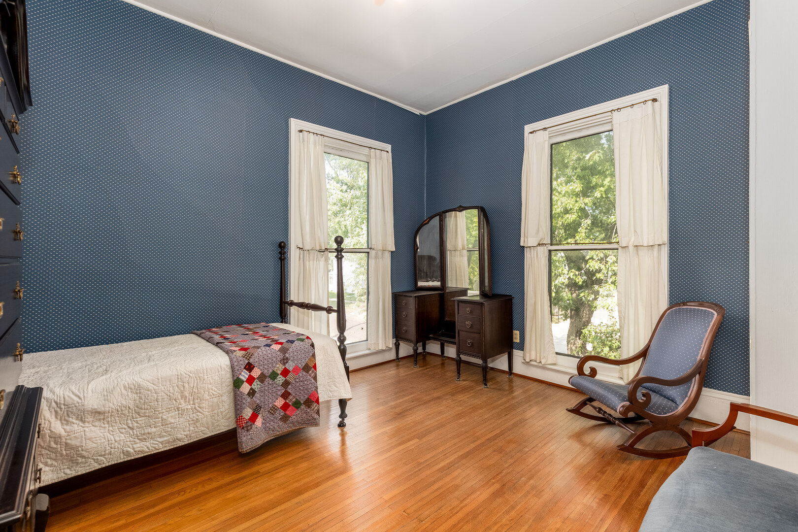 326 Congress Street Ottawa, IL 61350 - Photo 20 of 40 a bedroom with a bed a table and chair