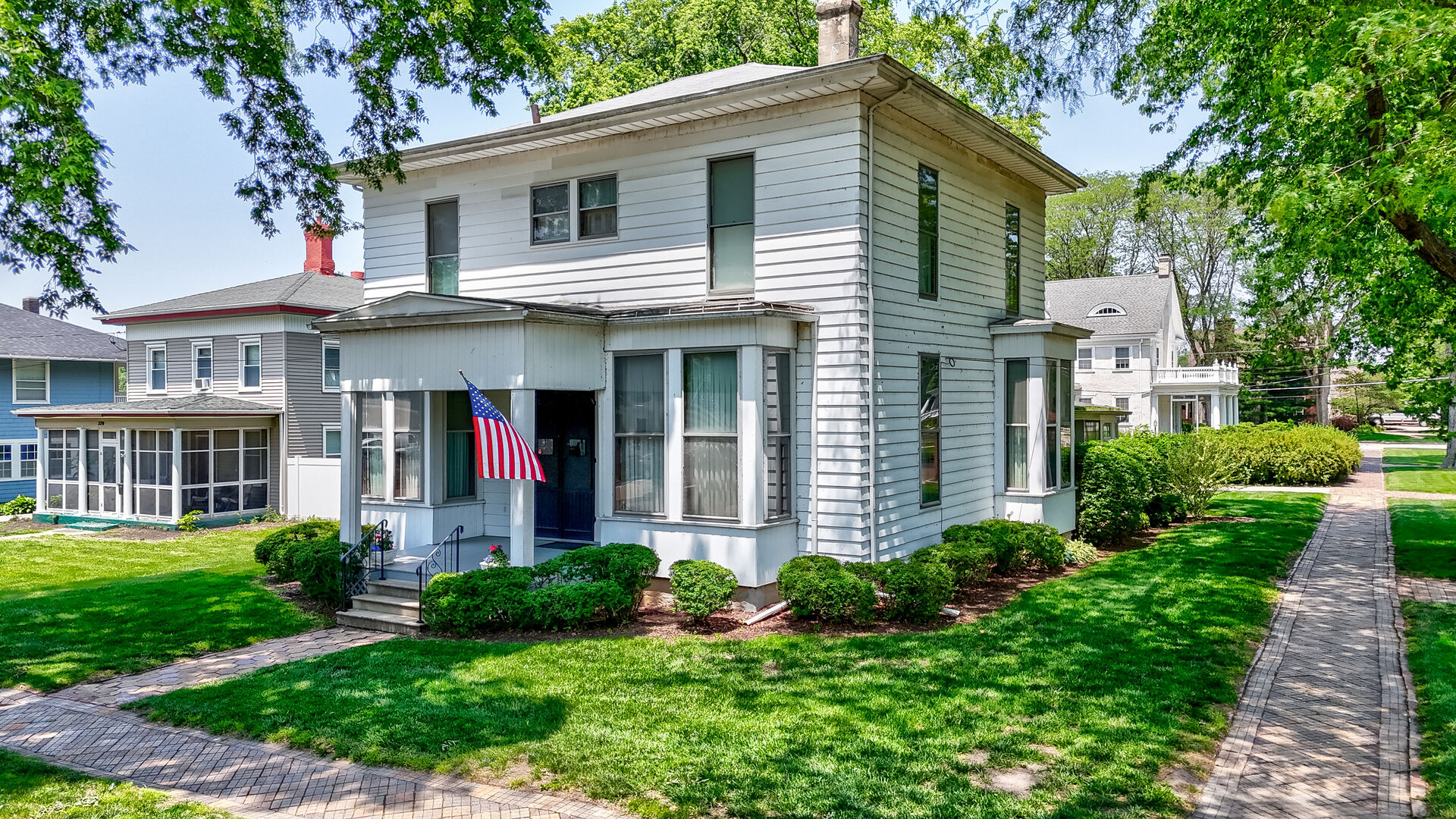 326 Congress Street Ottawa, IL 61350 - Photo 40 of 40 a front view of a house with yard and green space
