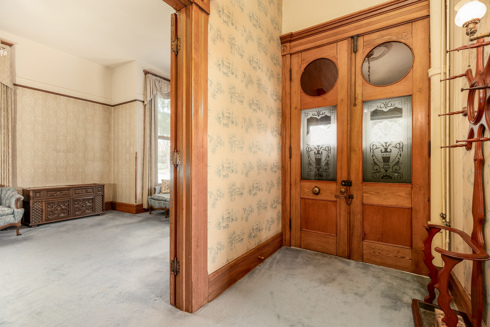 326 Congress Street Ottawa, IL 61350 - Photo 4 of 40 an empty room with mirror and windows