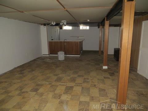 24505 Ridgecroft Avenue Eastpointe, MI 48021 - Photo 15 of 16 31293127-14.JPG