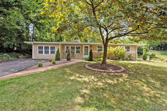 $375,000 | 621 Crest Court, Kirkwood, MO 63122