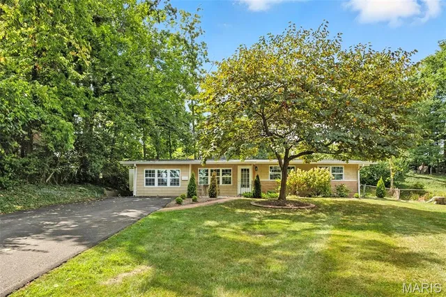 $375,000 | 621 Crest Court, Kirkwood, MO 63122