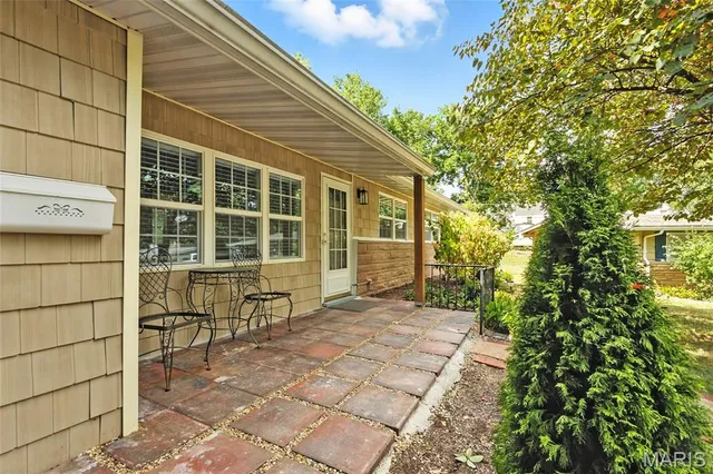 $375,000 | 621 Crest Court, Kirkwood, MO 63122