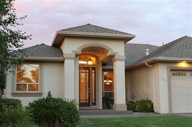 845 St Andrews Way Eagle Point, OR 97524 - Photo 2 of 35 Grand front entry