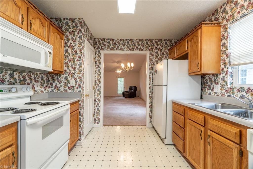 907 James Road High Point, NC 27265 - Photo 8 of 24 Kitchen