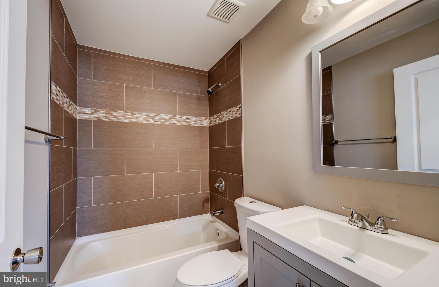 5422 Radecke Avenue Baltimore, MD 21206 - Photo 13 of 22 Hall Bathroom - Main