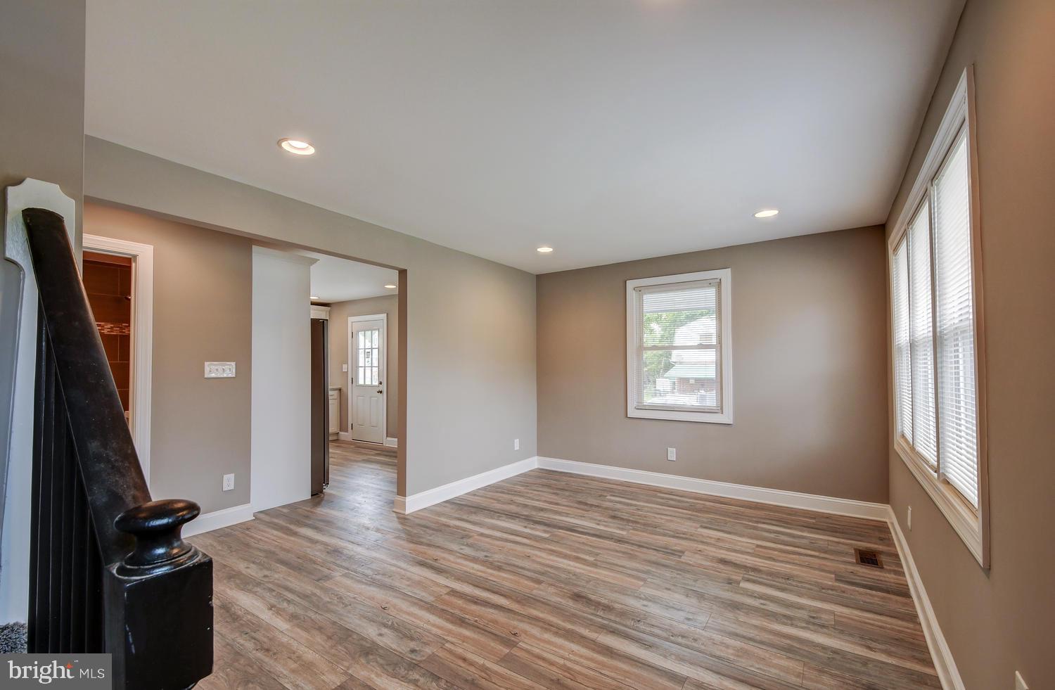 5422 Radecke Avenue Baltimore, MD 21206 - Photo 4 of 22 Living Room