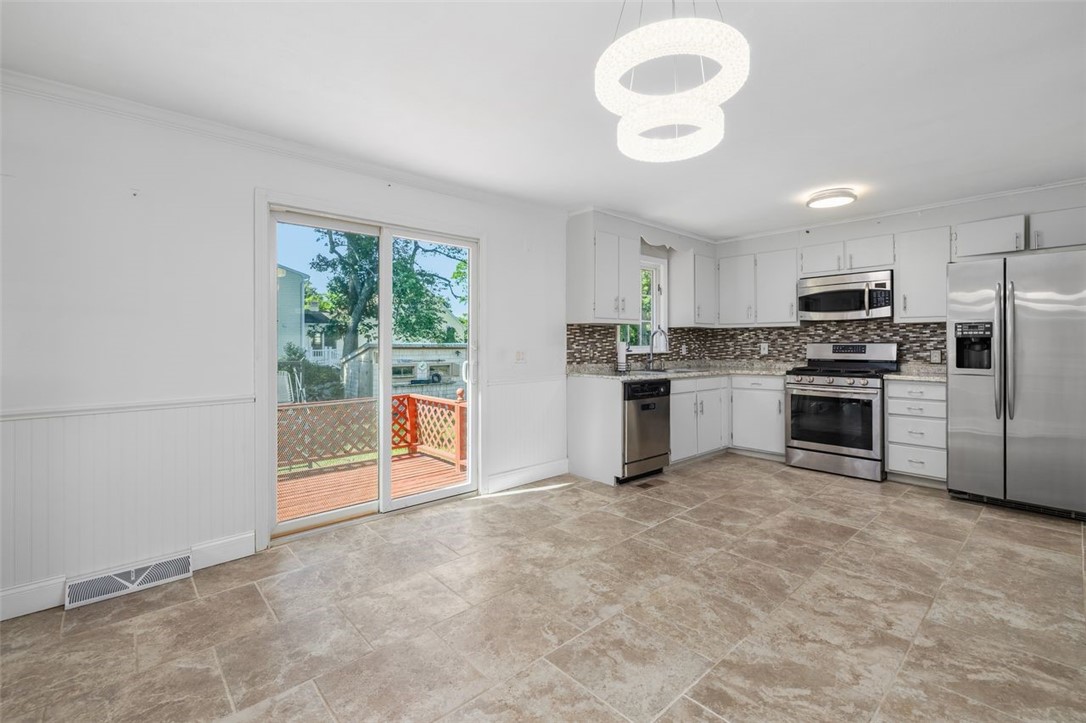 37 Ridgeway Drive Warren, RI 02885 - Photo 3 of 17