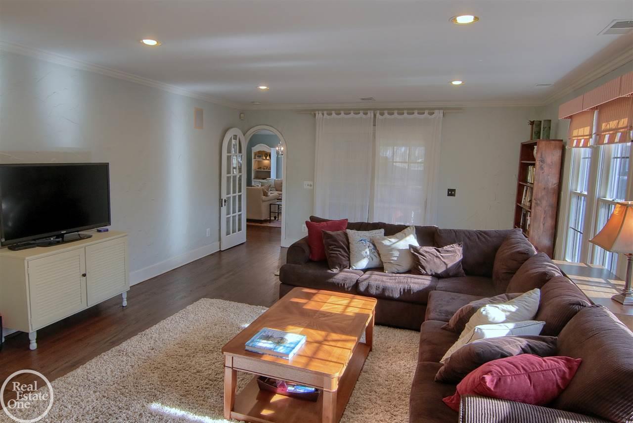 1033 Bishop Road Grosse Pointe, MI 48230 - Photo 12 of 37 31313611-11.JPG