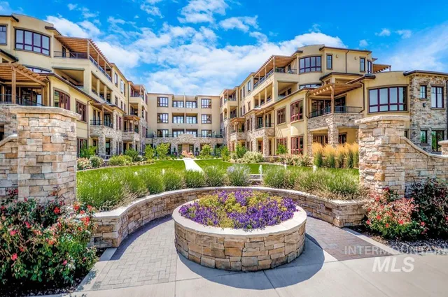 $888,000 | 2967 W Crescent, Unit 207, Boise, ID 83706