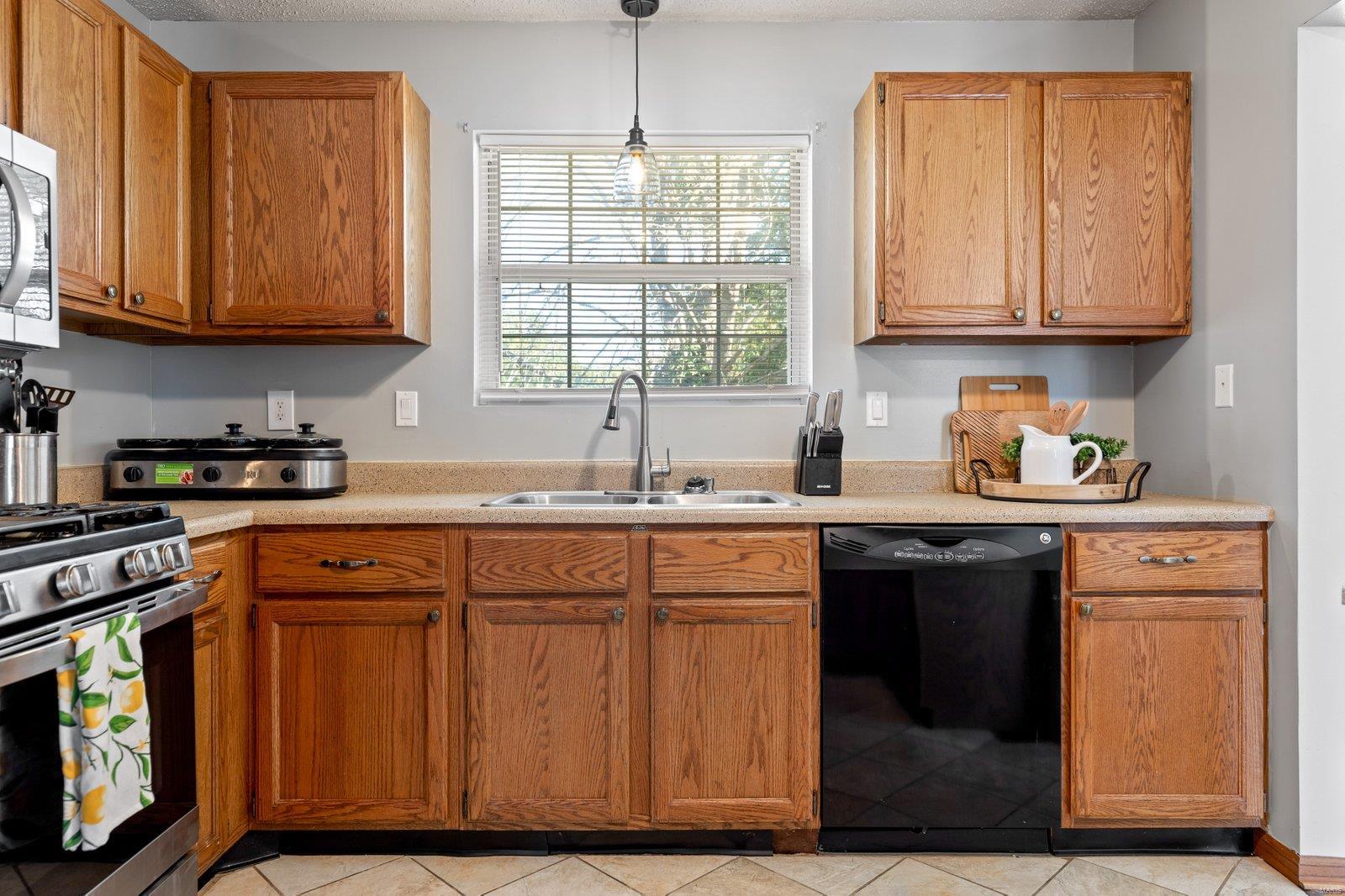 4711 Storeyland Drive Alton, IL 62002 - Photo 9 of 38