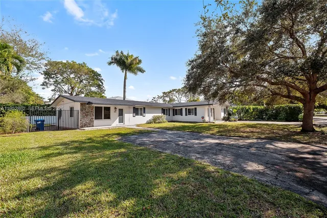 $3,445 | 10525 Southwest 77th Court, Unit 10525, Pinecrest, FL 33156