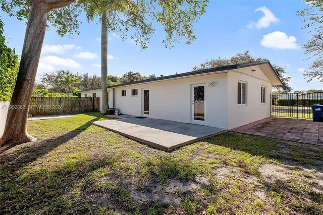 $3,445 | 10525 Southwest 77th Court, Unit 10525, Pinecrest, FL 33156