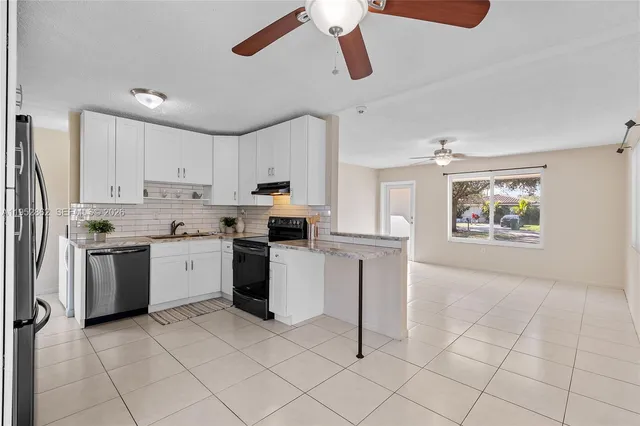 $3,445 | 10525 Southwest 77th Court, Unit 10525, Pinecrest, FL 33156