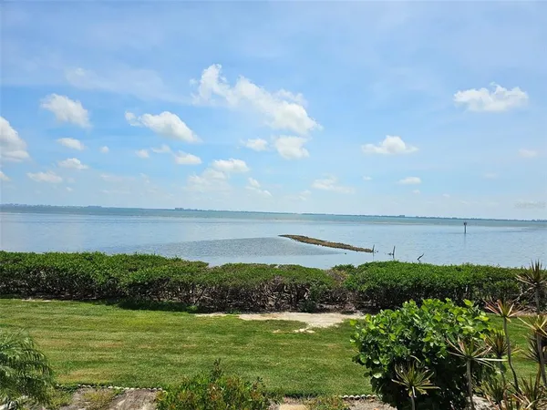 $2,200 | 6430 Sun Eagle Lane, Unit 103, Bradenton, FL 34210