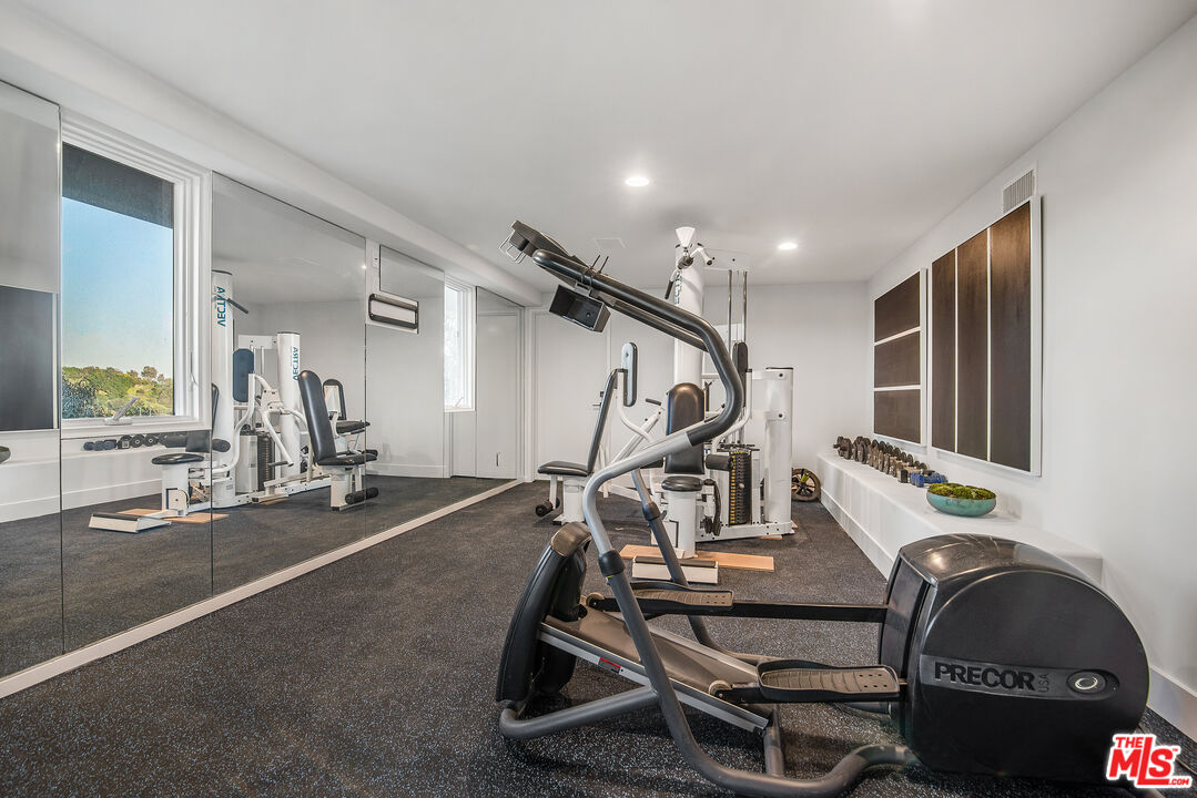 930 North Tigertail Road Los Angeles, CA 90049 - Photo 21 of 26