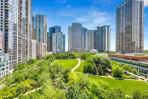 $2,319,000 | 194 North Park Drive, Chicago, IL 60601