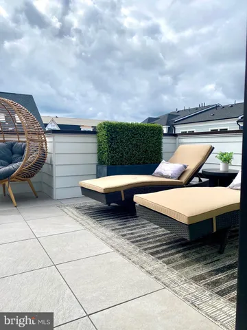 a black and white photo of a book shelf
