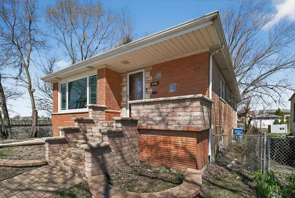 $369,000 | 2956 West 99th Place, Evergreen Park, IL 60805