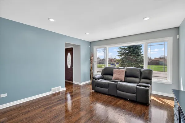 $369,000 | 2956 West 99th Place, Evergreen Park, IL 60805