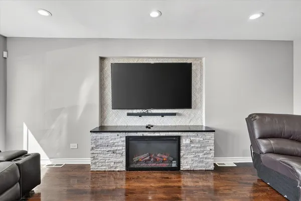 $369,000 | 2956 West 99th Place, Evergreen Park, IL 60805