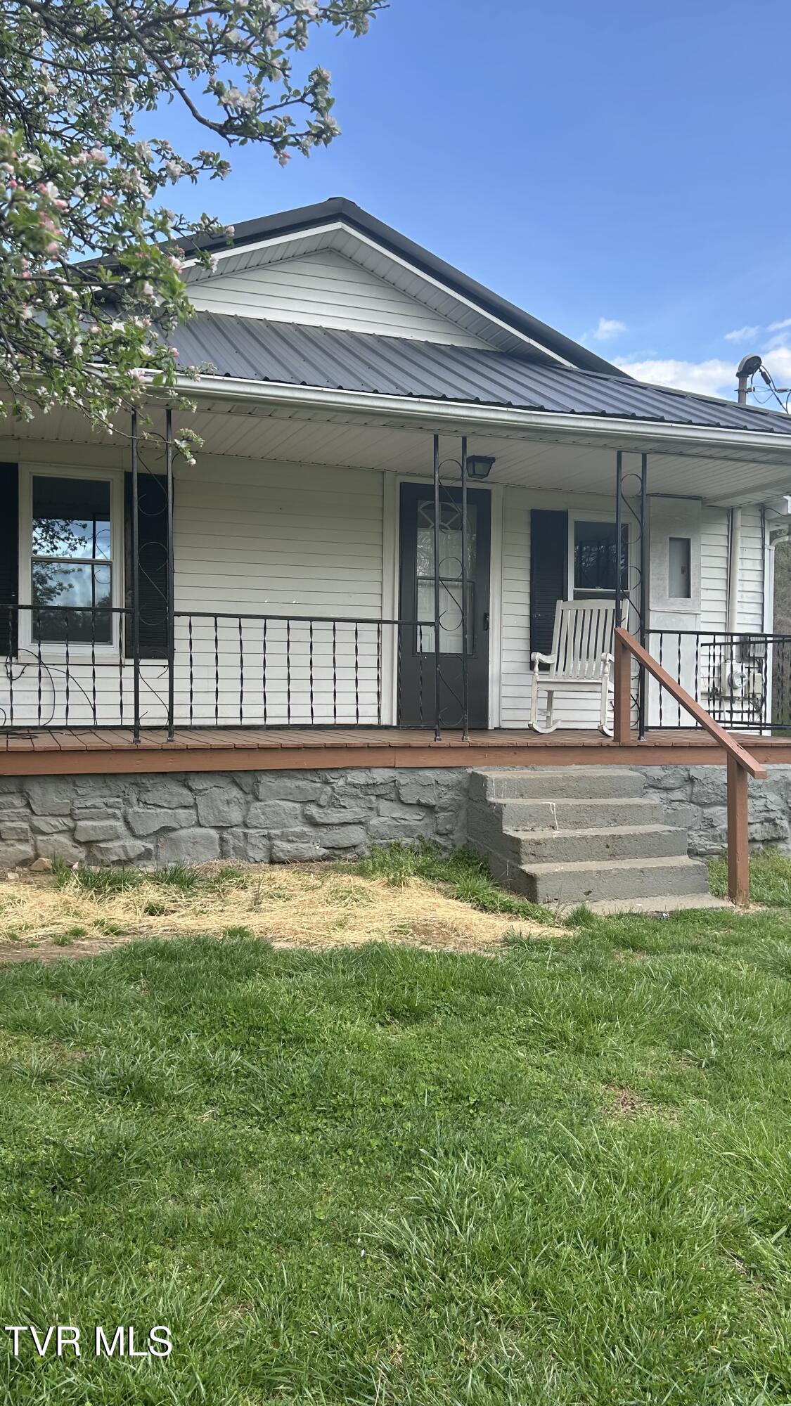 104 Basin Road Elizabethton, TN 37643 - Photo 2 of 25 104 Basin13