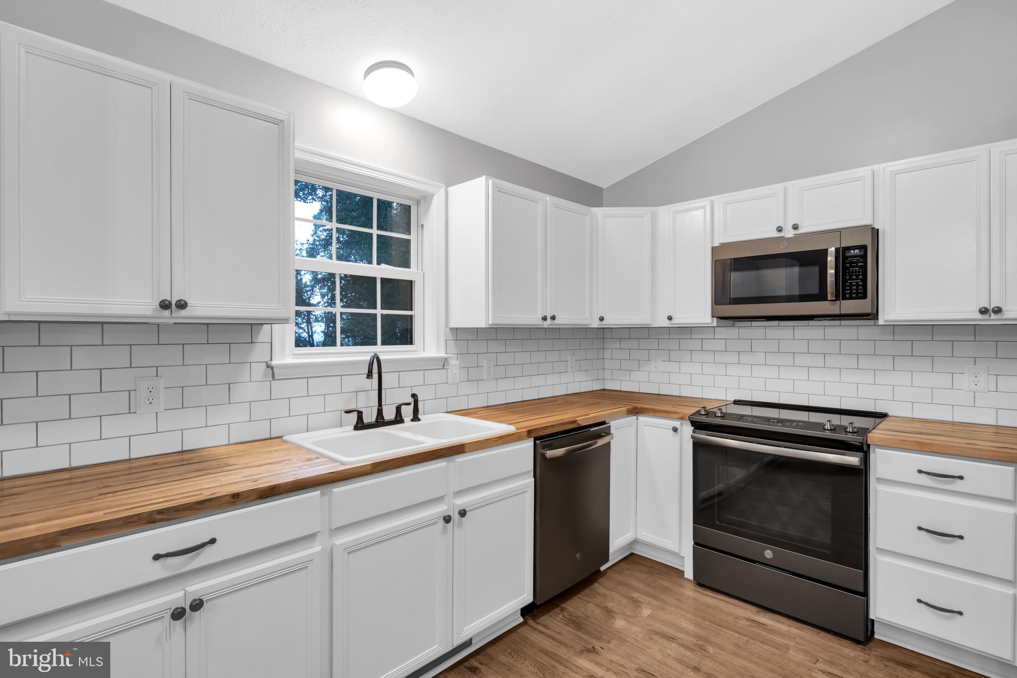 2196 High Top Road Linden, VA 22642 - Photo 10 of 33 Brand New Subway Tile Backsplash
