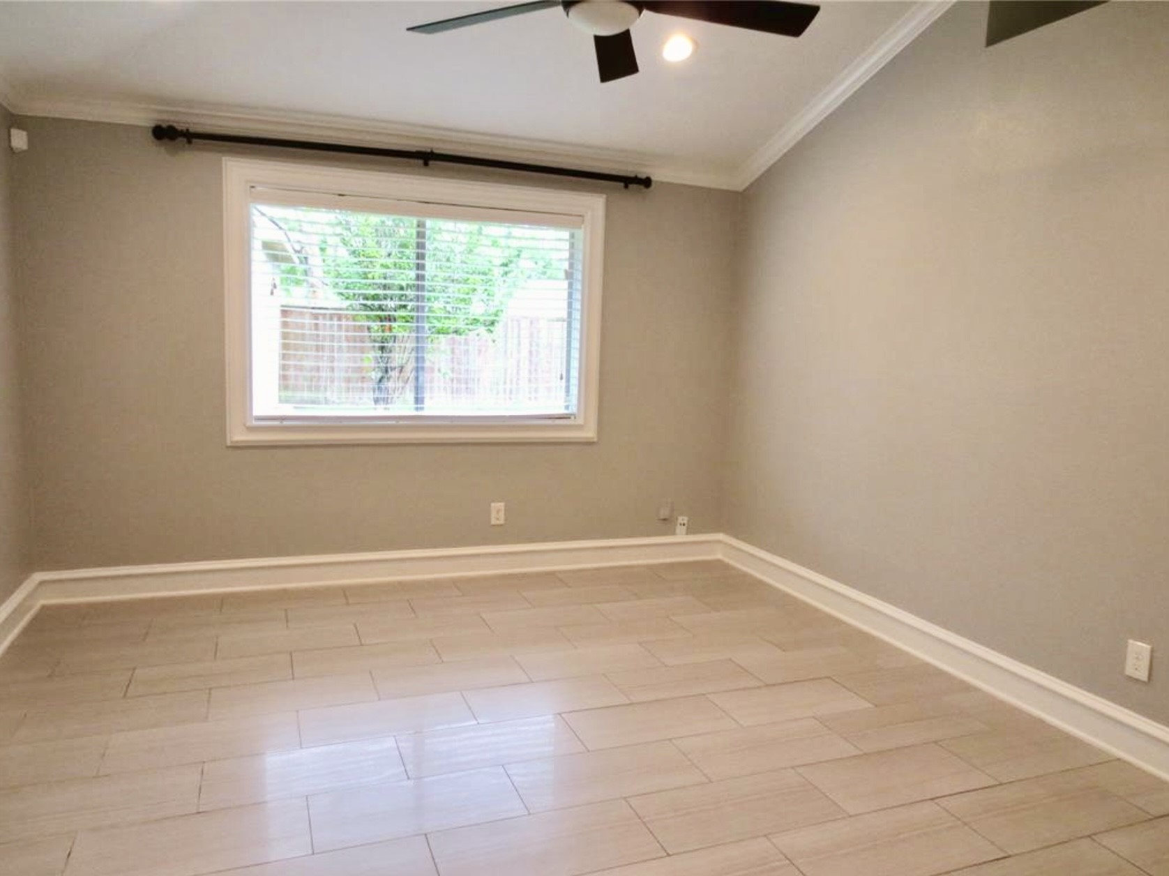 8214 Split Oak Drive Houston, TX 77040 - Photo 5 of 15 an empty room with a window