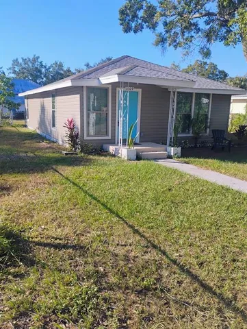a view of a house with backyard and garden