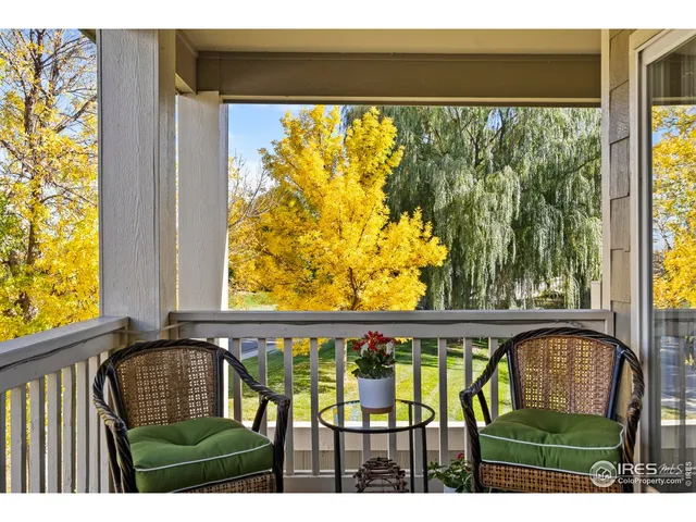 a view of a back yard from a balcony