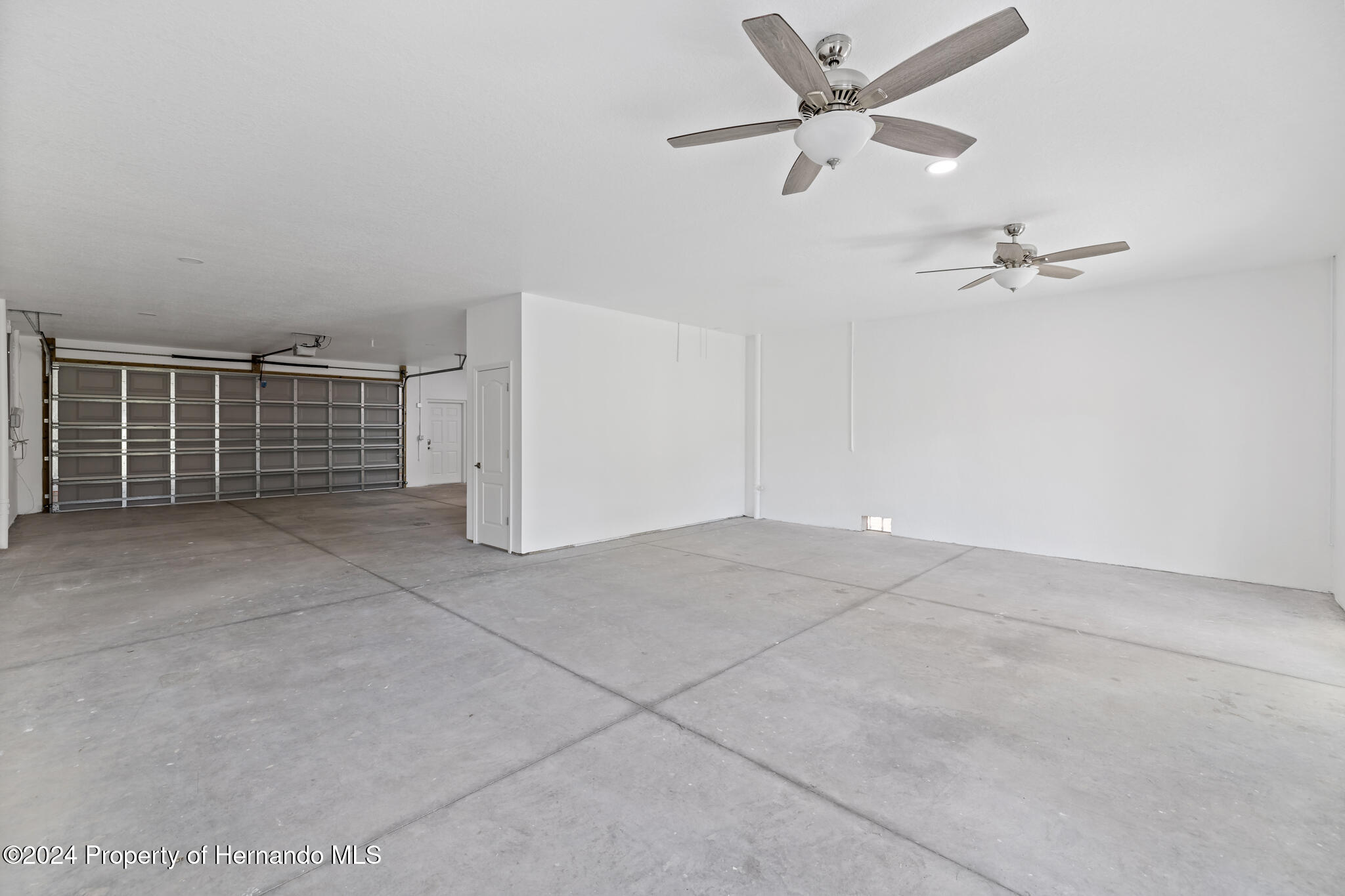 6435 Finance Avenue Weeki Wachee, FL 34607 - Photo 23 of 35 a view of a livingroom with a ceiling fan