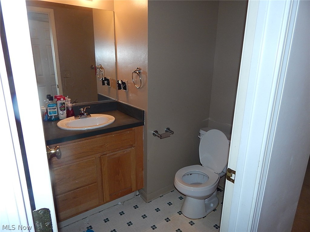 23693 Drake Road Bedford, OH 44146 - Photo 13 of 18 Full bath off upper hall